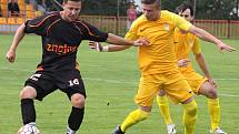 Prohru 2:4 přineslo utkání 22. kola 1.A třídy skupina FK Znojmo (v tmavém) - TJ Sokol Dobšice.