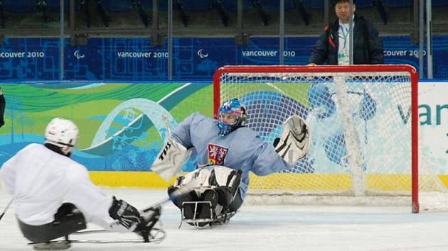 Znojemský brankář Jan Matoušek si užíval v Kanadě tamního prostředí, sledge hokeje i oslav po vyhraném zápase.