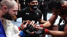 MMA zápasník Jiří "Denisa" Procházka děkuje za bitvu svému soupeři Dominicku Reyesovi.