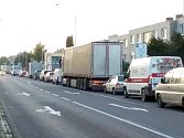 Dopravní situace v pondělí ráno. Kamiony nemají jinou možnost, než projet Znojmem po silnici číslo I/38. Tedy Pražskou ulicí (na snímku) a dál centrem města.
