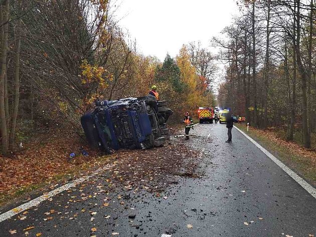Vyprošťování poblíž Dešova, silnici uzavřela nehoda osobního auta a náklaďáku