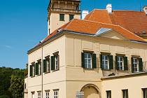 Opravená fasáda zámku vítá návštěvníky města v Moravském Krumlově.