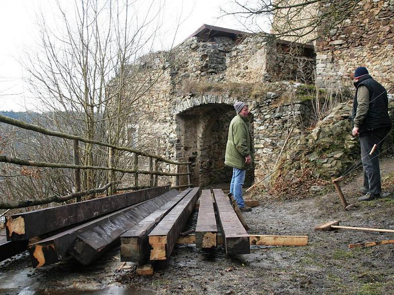 Opravy zříceniny hradu Cornštejn pokračují i v lednu. Hotovo má být do konce dubna.