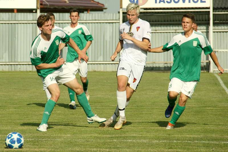 Hráči divizního Sokola Tasovice (v bílých dresech) zakončili sezonu výhrou 5:0 nad Ždírcem.