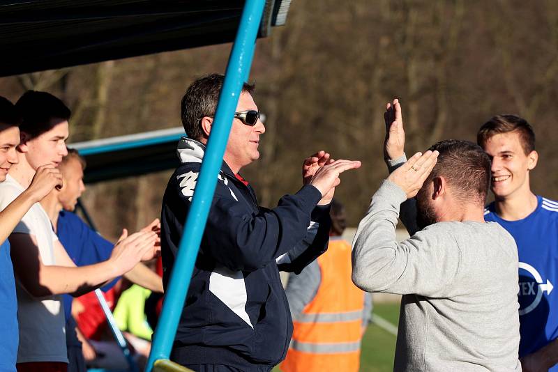 Fotbalisté Moravského Krumlova (v modrém) remizovali 1:1 v sobotním zápase krajského přeboru s Boskovicemi.