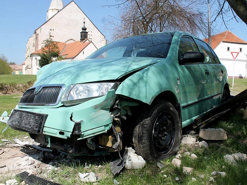 Ke kuriozní havárii došlo v noci z pondělí na úterý v Hnanicích. Osobní auto tam vyjelo mimo hlavní silnici a narazilo do sochy svatého Jana Nepomuckého.