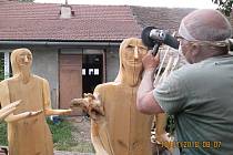 Nový dřevěný betlém dokončuje v Jezeřanech-Maršovicích Antonín Špaček. Lidé ho celý poprvé uvidí v neděli.