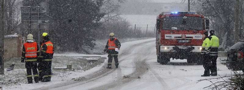 Ve Vítonicích na sněhu havarovala dodávka. Skončila na boku v zamrzlém potoce.