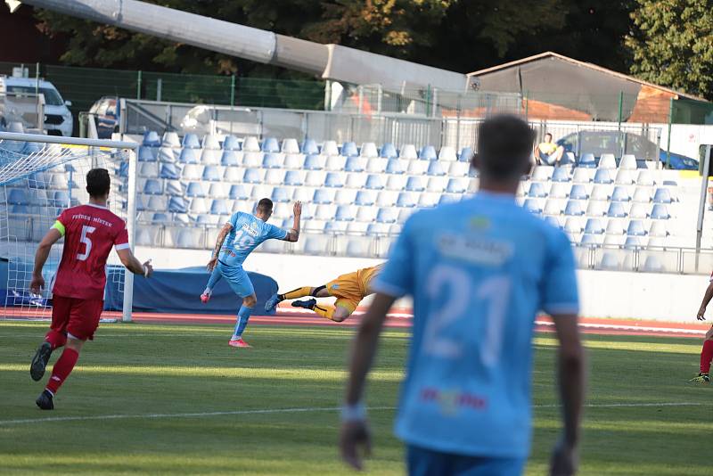 Třetiligoví fotbalisté Znojma (modří) prohráli ve vloženém středečním kole s týmem Frýdku-Místku 2:3.