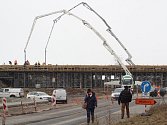Dělníci 12. února 2019 betonují budoucí most na části stavby obchvatu Znojma u Přímětic.