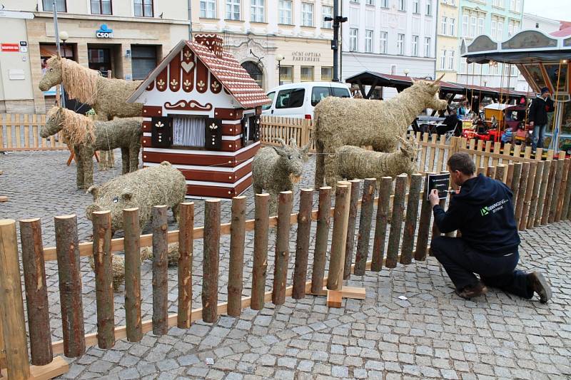 Velikonoční trhy ve Znojmě začali. Lidé si užívají jarní atmosféru.