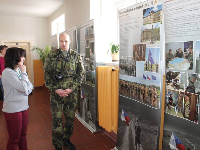 Vojáci z Univerzity obrany představili práci armády školákům druhého stupně v Základní škole Lubnice.