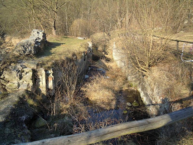 Po letech se dočkala oprav zchátralá papírna u Hnanic. Původní fotografie ukazují, jak ruiny i náhon dříve vypadaly.