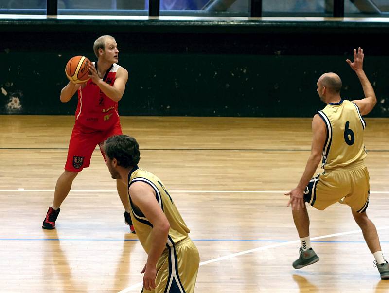 Znojemští basketbalisté (v červeném) porazili Spartak Hluk 78:43.