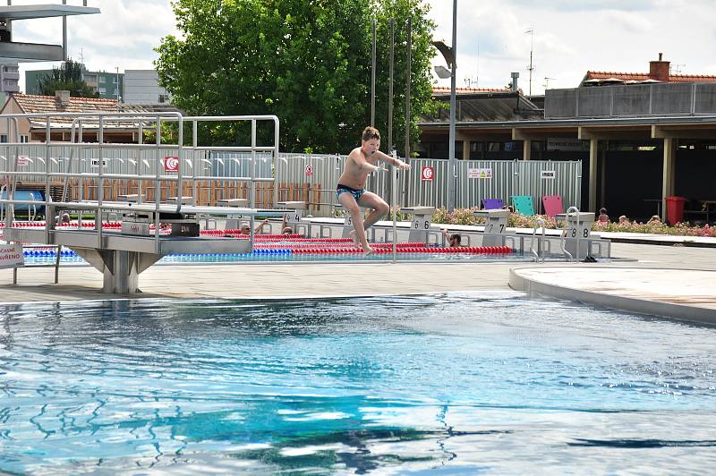 Jako první venkovní koupaliště otevřela v pondělí 22. května Městská plovárna Louka ve Znojmě.