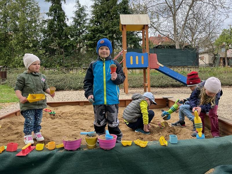 Slavnostní otevření sportovního hřiště na opravené zahradě Mateřské školy Husova v Moravském Krumlově. Nově si děti zahrají basketbal, tenis, volejbal, fotbal a házenou, nebo se projedou na dráze pro koloběžky. Foto: Eva Fruhwirtová