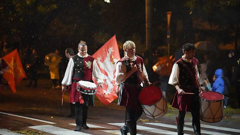 Do Znojma se po dvou letech vynucené pauzy vrátilo historické vinobraní. Jeden z tradičních vrcholů, páteční večerní průvod, si mnozí účastníci budou dlouho pamatovat, protože důkladně zmokli.