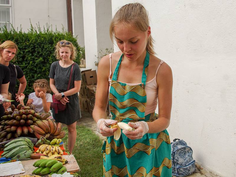 Africký trh s ovocem z Ugandy a dalších zemí přilákal v sobotu do znojemského minoritského kláštera stovky návštěvníků.