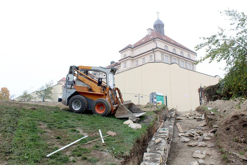 Při stavebních pracích u hradeb v Kapucínské zahradě ve Znojmě chyběl archeolog.