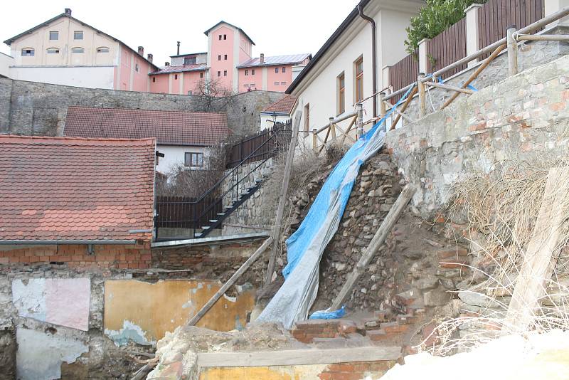 Poškozenou opěrnou zeď v lokalitě Jáma ve Starém městě bude Znojmo sanovat.