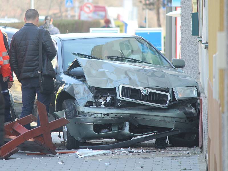 Na Rooseveltově ulici ve Znojmě se v sobotu před polednem srazila dvě auta. Škodovka smetla část předzahrádky u místní restaurace. Nikdo na ní naštěstí nebyl.