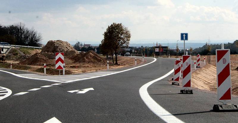 Před křižovatkou musí řidič zpomalit, jak nařizují značky. Úhel rozdvojení už nyní kritizují někteří z místních.