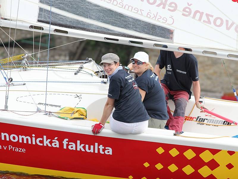 Zatímco v pátek foukal silný vítr a jachtaři měli plné ruce práce (první snímek vlevo), v sobotu, kdy jeli dálkovou plavbu, měli místy problémy se slabým větrem.