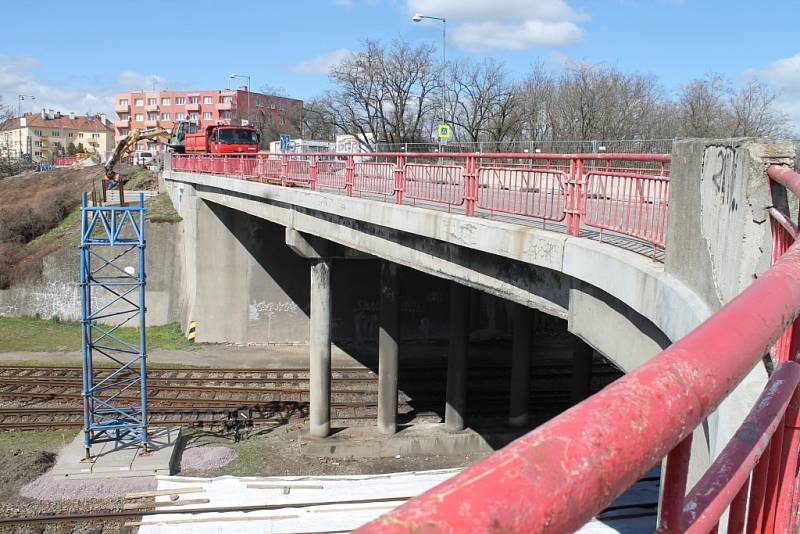 Oprava dvojice mostů komplikuje dopravu ve směru od Brna do centra Znojma.