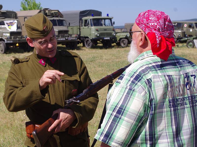 Stovky návštěvníků v sobotu přilákal program v areálu pěchotního srubu Zahrada u Šatova. Prohlíželi si zbraně, ukázky výzbroje či historická vojenská vozidla a  soutěžili v dovednostech.