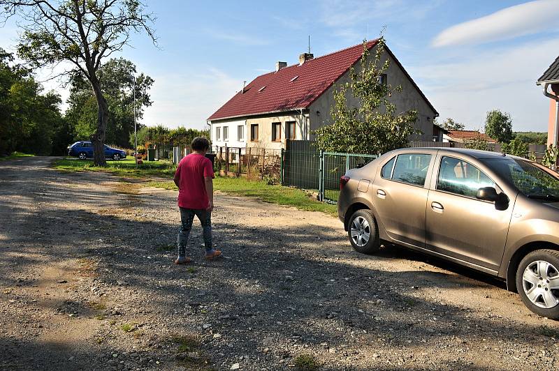 Na místě někdejšího zemědělského družstva v osadě Ležák v Břežanech na Znojemsku je skládka stavební suti. Firma chce na místě zřídit i třídírnu a drtící linku.