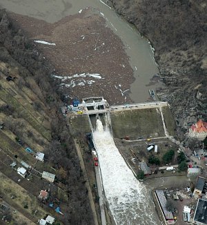 Přehrada Znojmo při povodních v roce 2006. Také ostatní snímky připomínají povodně na Dyji v uvedeném roce.