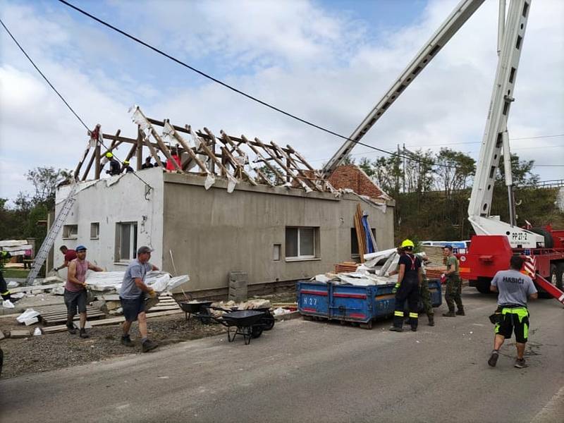 Božičtí hasiči vyrazili s pomocí do Hrušek, kde se pustili do oprav střech.