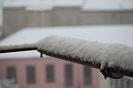 Sníh zasypal ve čtvrtek ráno Znojmo. Na snímku pohled dvora domů v Rudoleckého ulici.