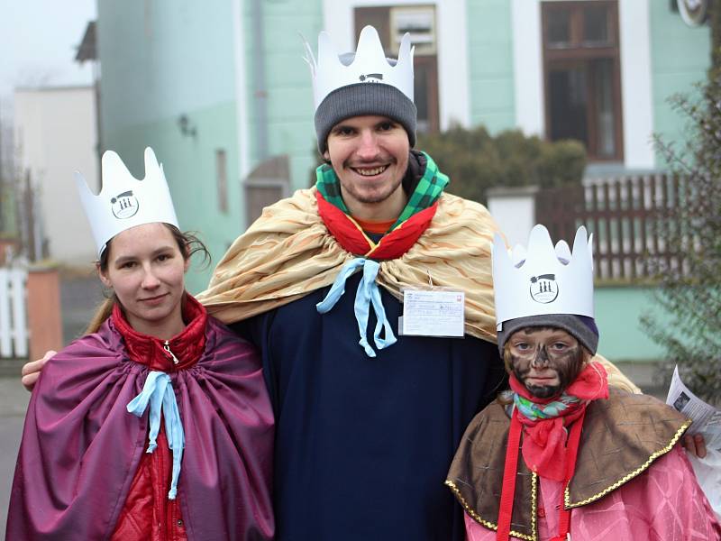 Šatov prošly čtyři skupinky koledníků. Kasičky lidé postupně plnili.