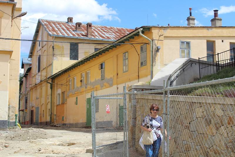 Část znojemského pivovaru v sousedství románské rotundy Svaté Kateřiny.