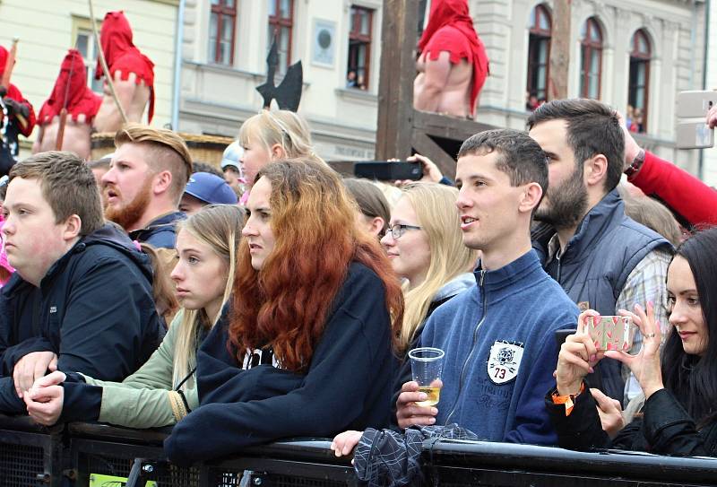 Velkolepou podívanou na Znojemském historickém vinobraní byl kostýmovaný průvod a historická scéna, která připomněla návštěvu krále Jana Lucemburského ve Znojmě.