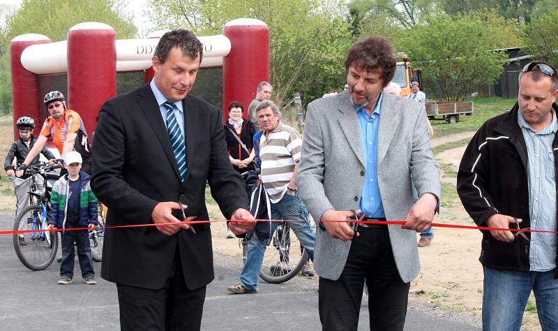 Novou cyklostezku slavnostně otevřeli starostové Znojma a Dobšic na konci ulice Na Hrázi u řeky Dyje ve Znojmě.