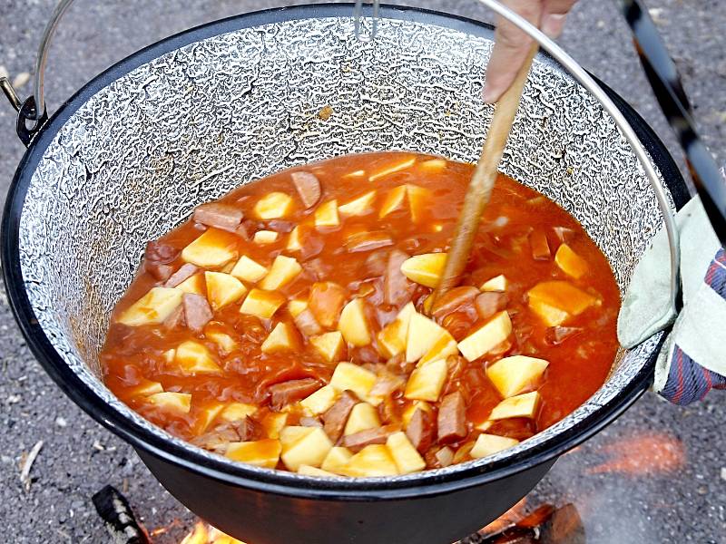 Šanovští kuželkáři připravili na předposlední prázdninovou sobotu druhý ročník soutěže o nejlepší guláš.