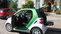 Hrušovanská radnice testuje elektromobil Smart.