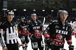 Hokejisté Znojma (v černém) prohráli 1:7 v rámci 41. kola ICEHL na ledě maďarského Fehérváru.