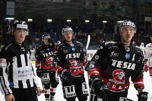 Hokejisté Znojma (v černém) prohráli ve 14. kole na ledě Vídně. Již v pátek hostí tým vedoucí Lublaně.