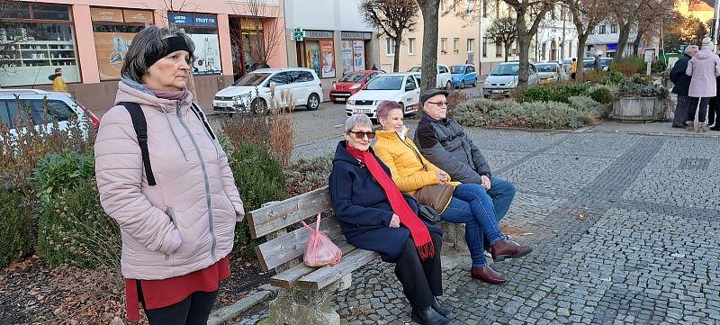 Vánoční strom na náměstí T. G. Masaryka rozsvítili Krumlovští už v sobotu při Pohádkových Vánocích. V neděli v podvečer pak posvětili společně adventní věnec.