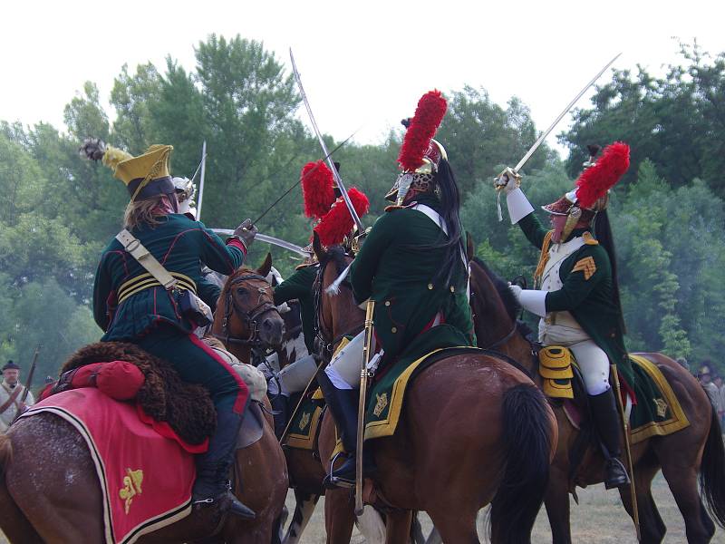 Na tři sta příznivců vojenské historie v rakouských a francouzských uniformách předvedlo ukázky z napoleonské bitvy u Znojma v roce 1809.