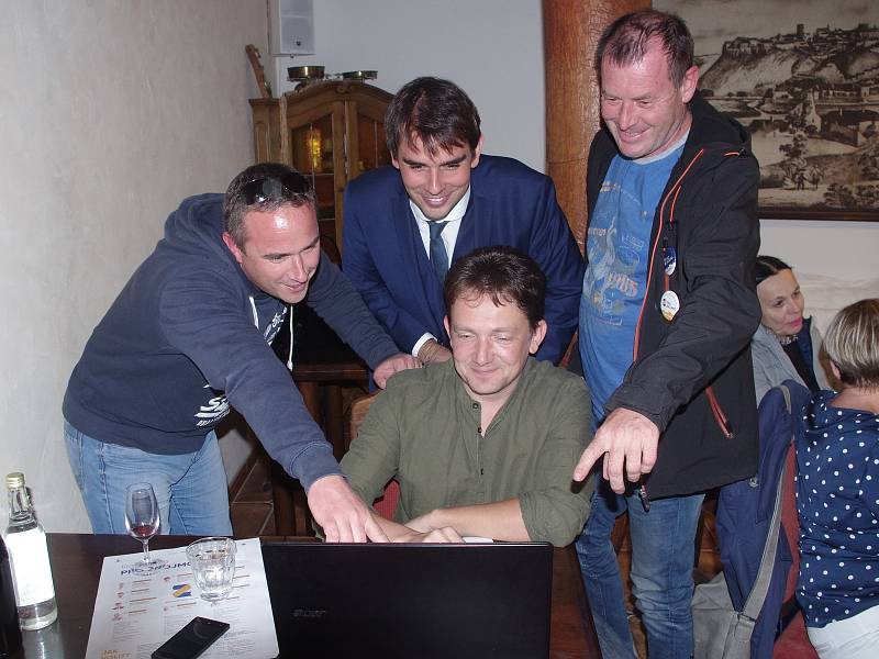 V kanceláři poslance Davida Štolpy (vlevo) sledují výsledky voleb zástupci hnutí ANO v čele s lídrem místostarostou Janem Blahou (vpravo).