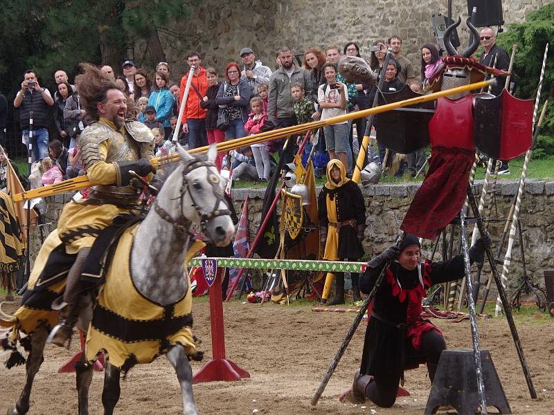 Tradiční Znojemské historické vinobrani ovládlo v pátek centrum města. U hradeb v Horním parku se opět konal jízdní rytířský turnaj.