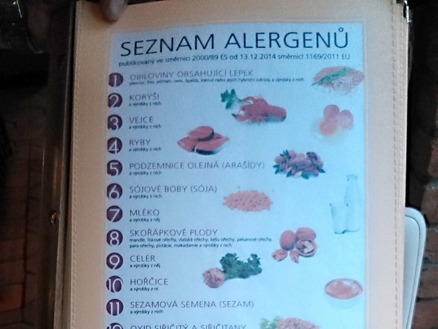 Restaurace mají seznamy alergenů, které nově informují hosty o možném riziku alergické reakce z potravin.