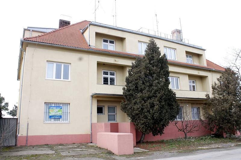 Za sedm a půl milionu korun prodává realitní kancelář budovu bývalé celnice v Jaroslavicích.