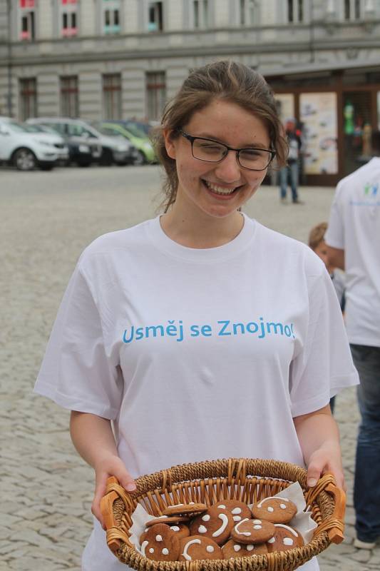 Obyvatelé Znojma mohli v úterý odpoledne vidět v ulicích studenti, kteří rozdávali perníčky. Jejich cílem bylo rozesmát a pobavit lidi.