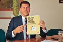 Balíček první pomoci pro obyvatele Znojma představil tamní starosta Jakub Malačka (na snímku)