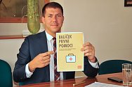 Balíček první pomoci pro obyvatele Znojma představil tamní starosta Jakub Malačka (na snímku)